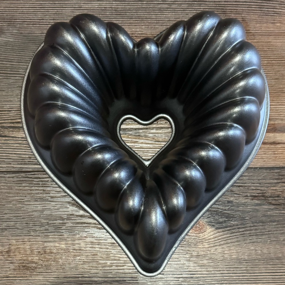 Nordic Ware 10 Cup Heart Bundt Pan - Picture 3 of 6